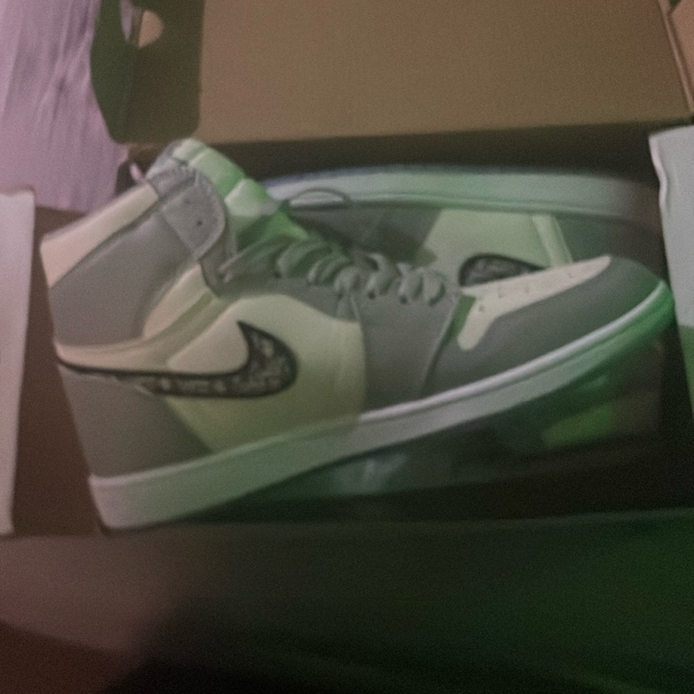 Jordan diors 
Brand:Jordan/Dior
Grey,white,black,blue